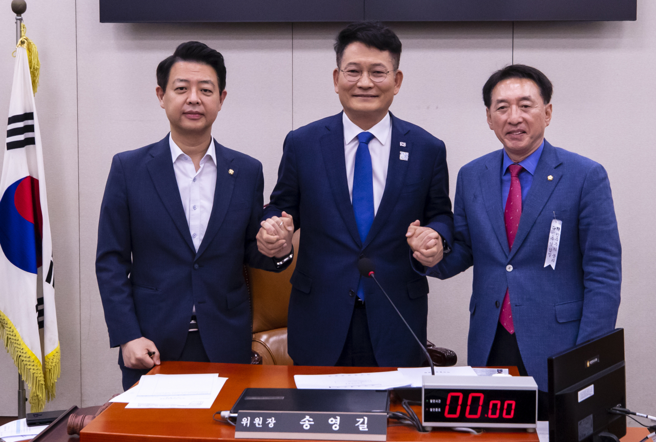 송영길 외통위원장(가운데)이 14일 오전 국회에서 열린 외교통일위원회 전체회의를 마친 후 외통위 더불어민주당 간사인 김영호 의원(왼쪽)과 미래통합당 간사인 김석기 의원과 함께 기념촬영을 하고 있다. [연합]