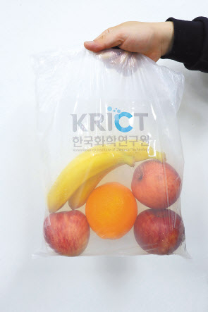 황성연 단장 연구팀이 개발한 게 껍질로 만든 친환경 비닐봉투. [한국화학연구원 제공]