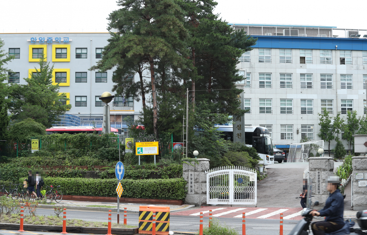 지난 14일 오전 코로나19 교직원 확진자가 나와 등교 중지한 서울 중구 한양중학교 앞이 조용한 모습이다.[연합]