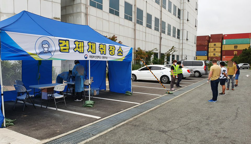 하선하는 선원 대상으로 코로나19 검사가 진행되고 있는 모습. [연합]
