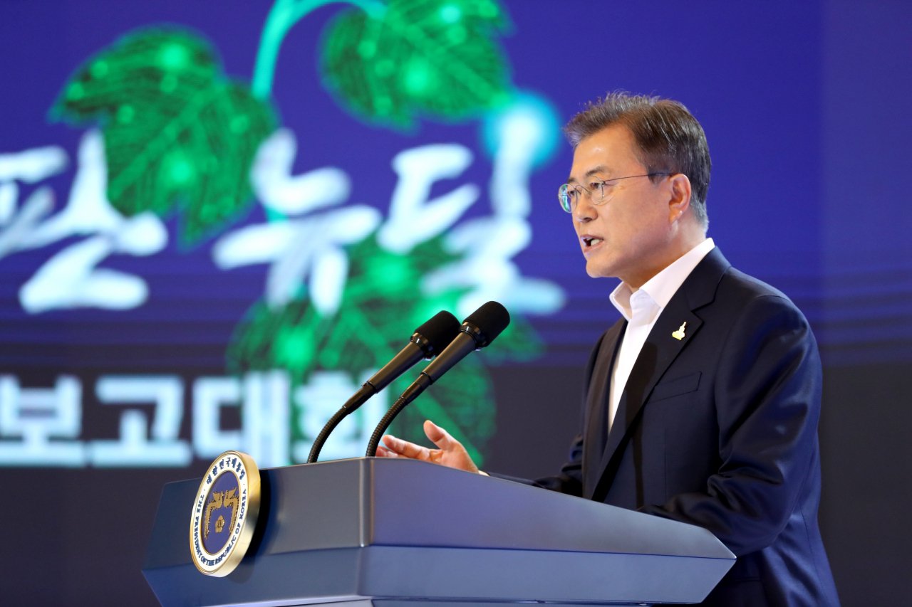 문재인 대통령이 14일 청와대 영빈관에서 '한국판 뉴딜 국민보고대회'에서 인사말 하고 있다. [연합]