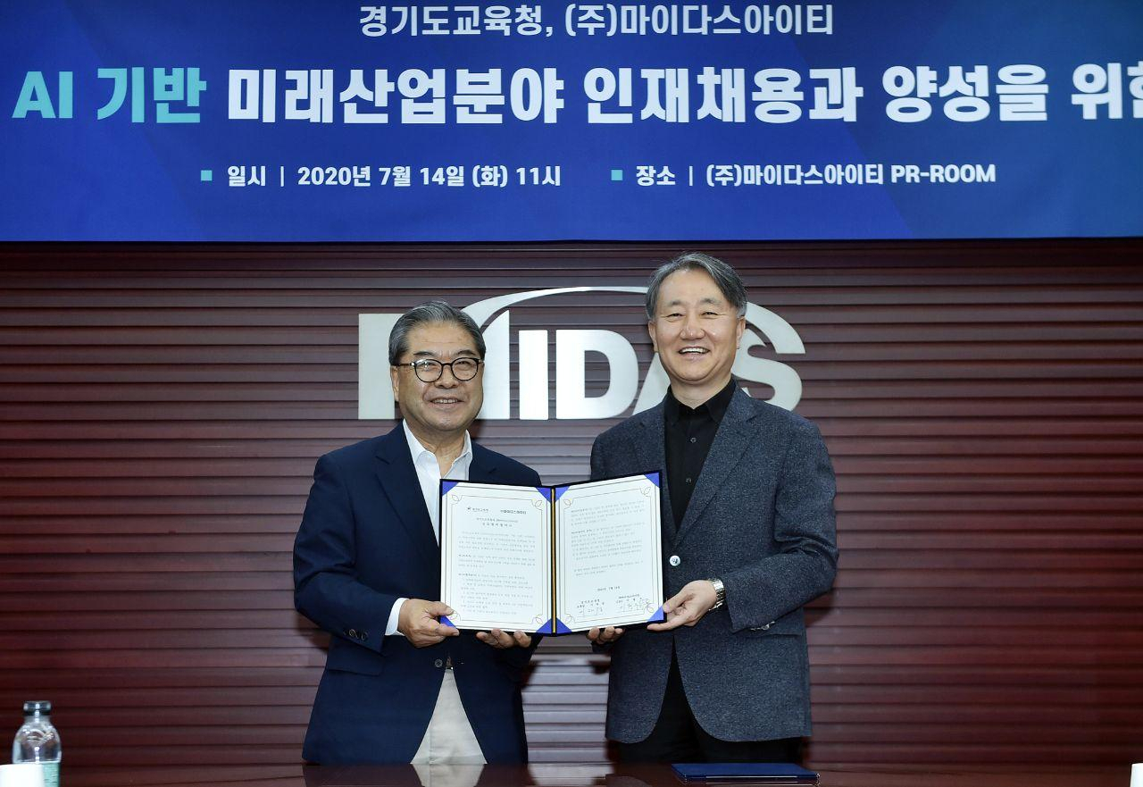 이재정 경기교육감(왼쪽)은 인공지는 기반 채용정보시스템 협약을 가졌다.[경기도교육청 제공]