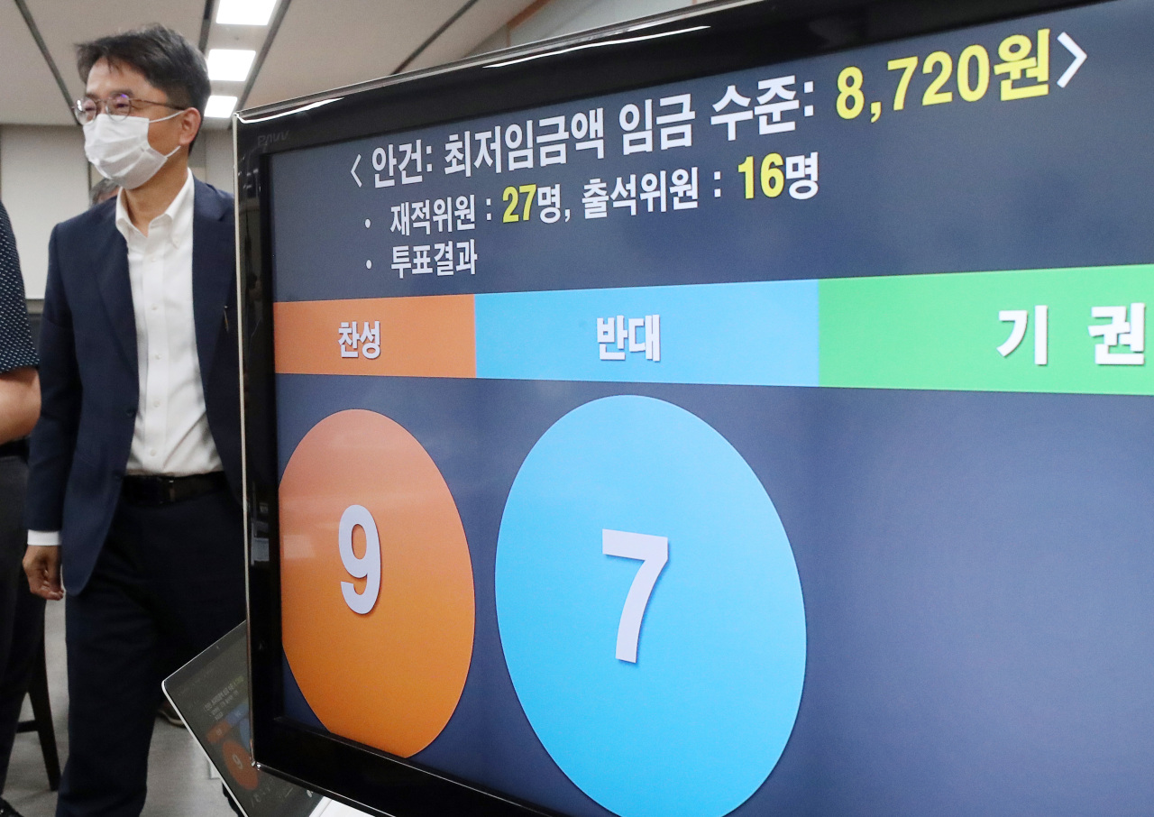 A board at the Minimum Wage Commission's ninth plenary meeting on Tuesday shows the 1.5 percent inrease proposal for next year's rate passing in a vote of 9-7, with only nine public-interest commissioners and seven business commissioners in attendance. (Yonhap)