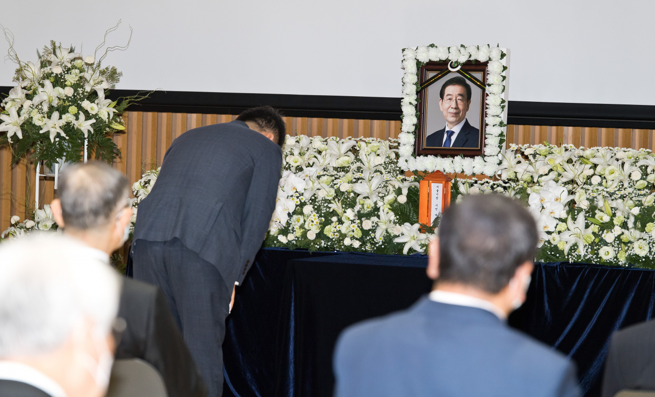 13일 오전 서울시청 다목적홀에서 열린 고 박원순 서울시장의 영결식에서 서정협 행정1부시장이 조사를 마친 후 영정에 인사하고 있다. [연합]