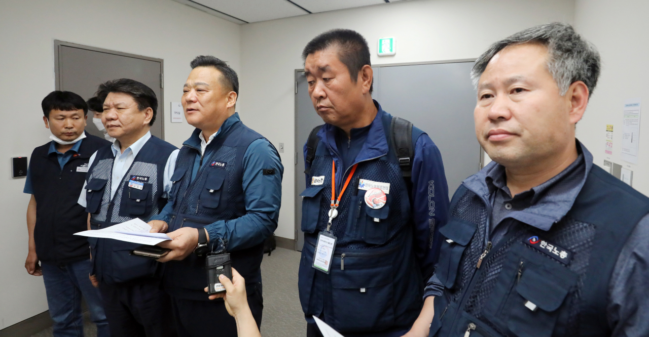 근로자위원인 이동호 한국노총 사무총장(왼쪽 3번째)과 소속위원들이 14일 새벽 세종시 정부세종청사 고용노동부에서 열린 제9차 최저임금위원회 전원회의에서 공익위원들의 1.5% 인상안 제시에 집단 퇴장해 입장을 밝히고 있다. [연합]
