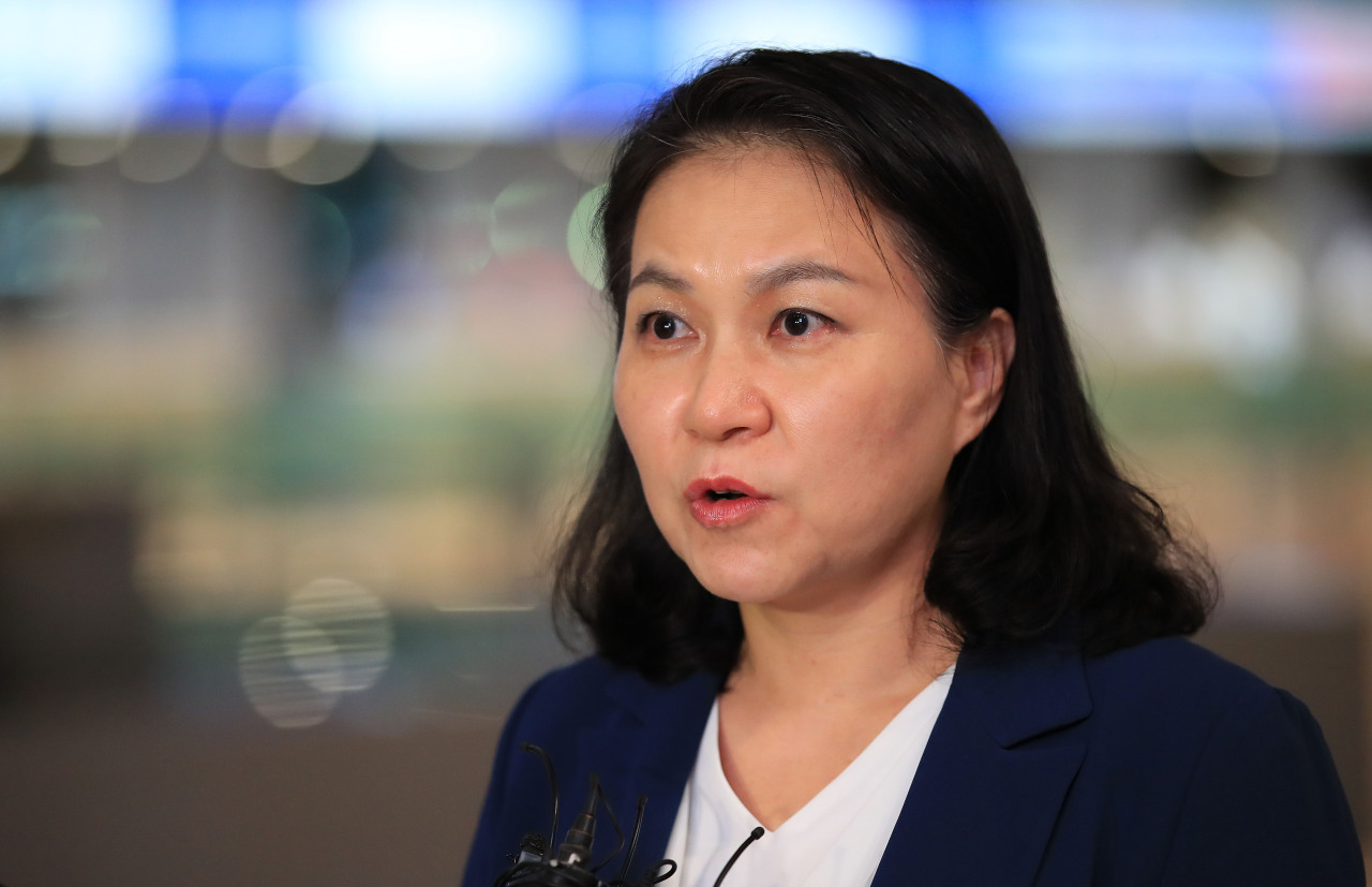 Trade Minister Yoo Myung-hee speaks to reporters at the Incheon International Airport, before taking off to Geneva, Switzerland on Saturday. (Yonhap)