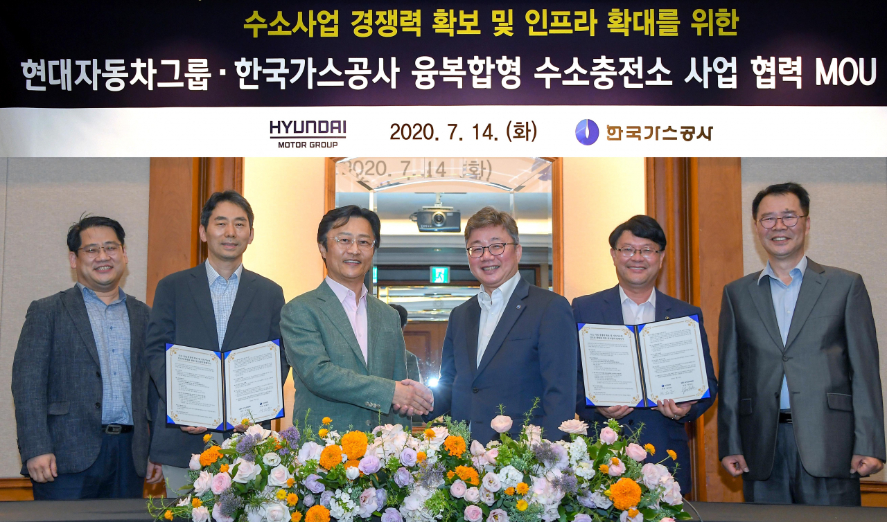 현대자동차그룹과 한국가스공사는 14일 서울시 중구 밀레니엄 힐튼 호텔에서 현대차그룹 지영조 사장, 가스공사 채희봉 사장 등 양사 관계자가 참석한 가운데 ‘수소 사업 경쟁력 확보 및 지속 가능한 수소 인프라 확대’를 위한 업무 협약을 체결했다. (왼쪽 세번째부터) 현대차그룹 지영조 사장, 가스공사 채희봉 사장이 업무 협약 체결 후 기념촬영을 하는 모습 [현대차그룹 제공]