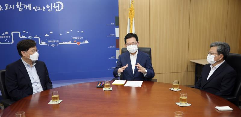 박남춘 인천시장〈사진 중앙〉, 서승환 연세대학교 총장〈왼쪽〉, 이원재 인천경제자유구역청장〈오른쪽〉이 대화를 나누고 있다.