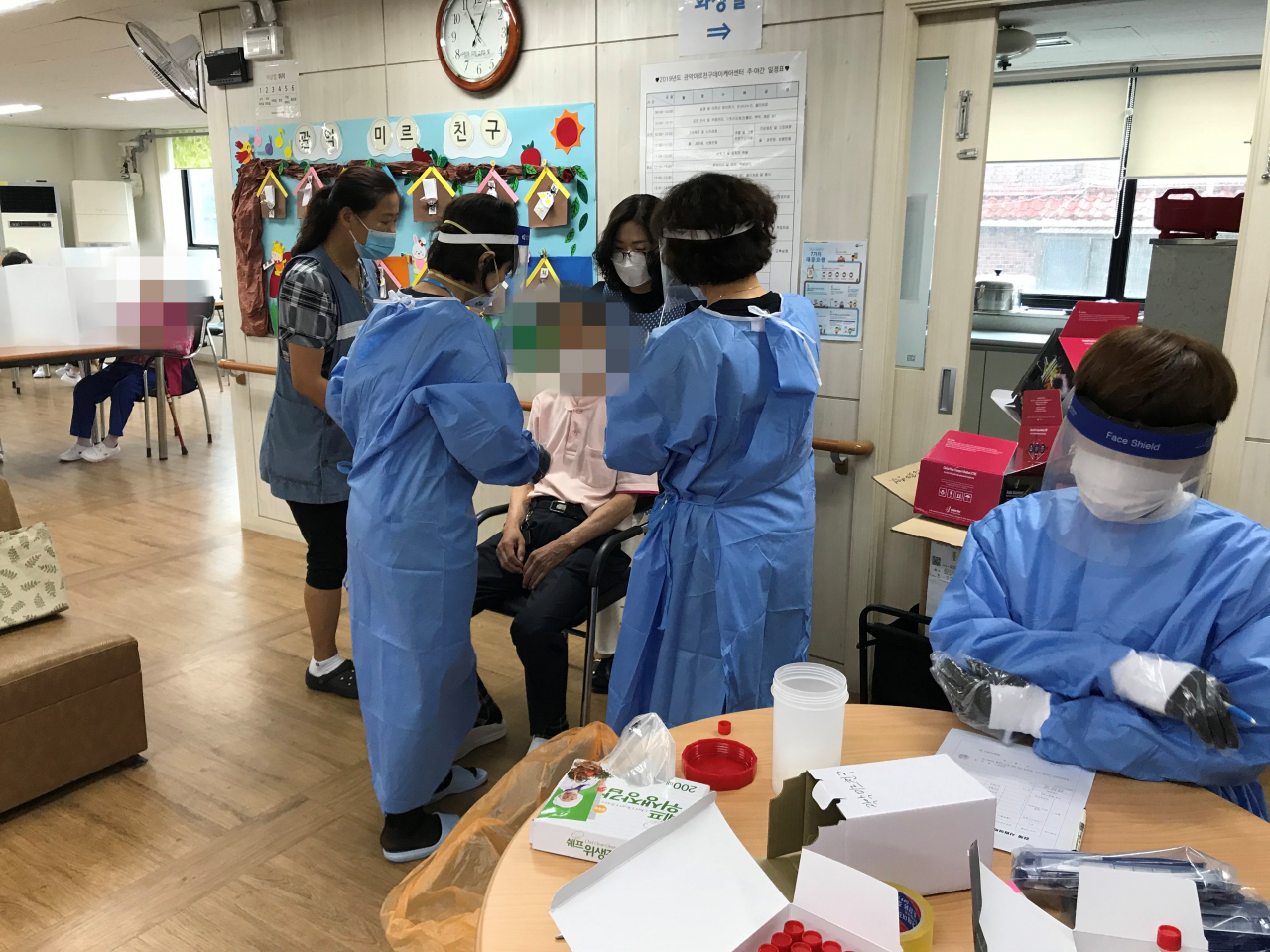 지난 13일 관내 노인복지시설에서 이동 검사반이 코로나 선제 검사를 하고 있다. [관악구 제공]