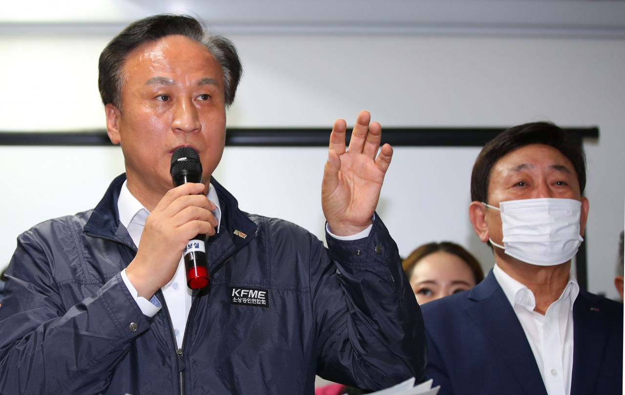배동욱 소상공인연합회 회장이 지난해 7월 여의도 중소기업중앙회에서 춤판 워크숍과 관련해 해명 기자회견을 하는 모습. 당시 배 회장은 사퇴하지 않겠다고 밝혔으나 탄핵됐고, 법원의 가처분신청 인용으로 지난 5월 업무에 복귀했다.[연합]