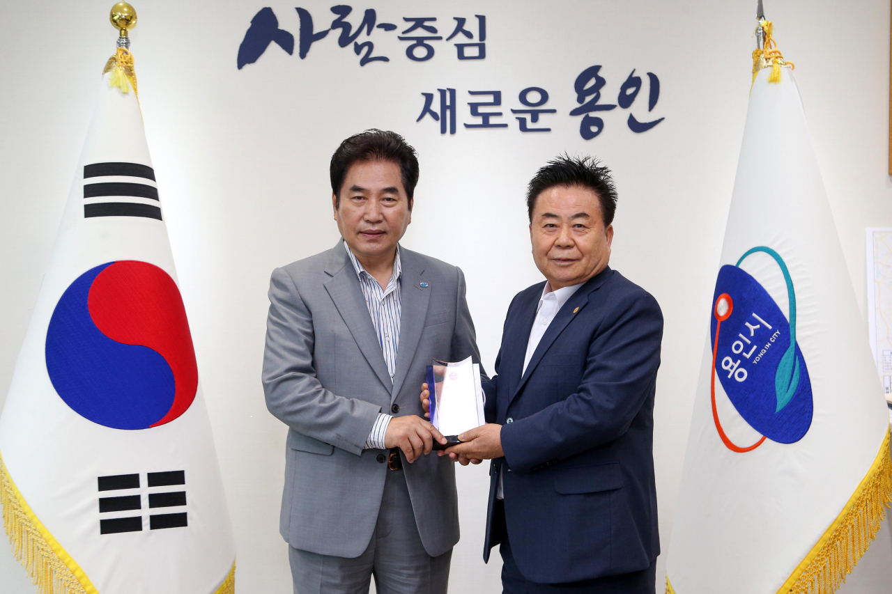 백군기 용인시장이 서울우유협동조합 관계자들과 기념촬영을 찍고있다. [용인시 제공]