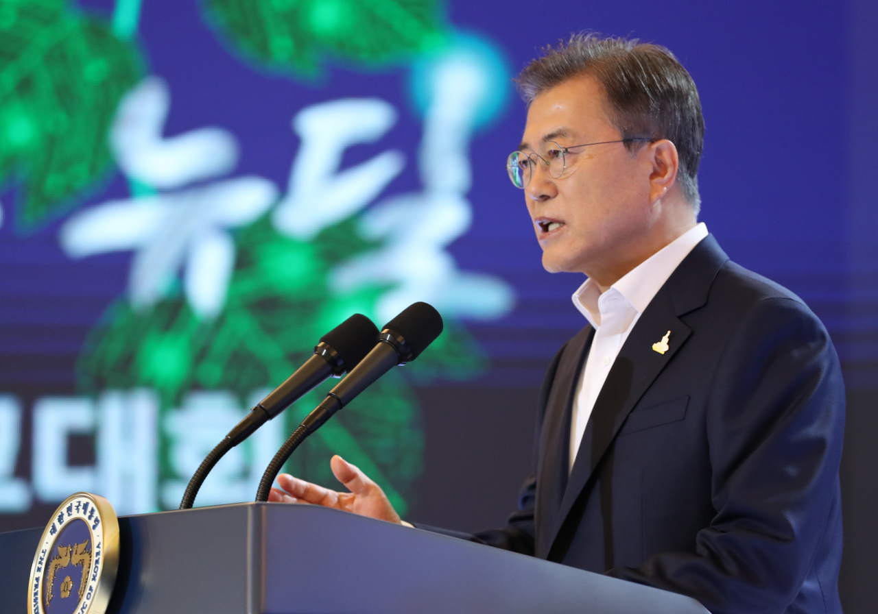 문재인 대통령이 14일 청와대 영빈관에서 열린 '한국판 뉴딜 국민보고대회'에서 발언하고 있다. [연합]