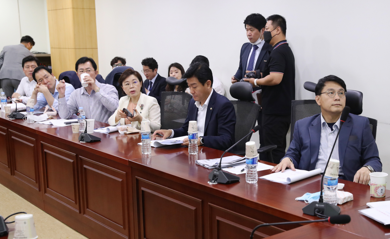 윤상현 무소속 의원 등이 지난달 18일 오전 서울 여의도 국회 의원회관에서 열린 포스트 코로나 경제연구포럼 제2차 정기세미나에 참석하고 있다. [연합]