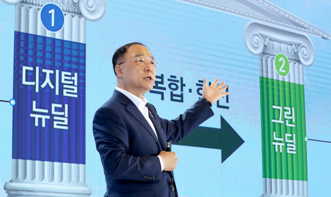 홍남기 경제부총리 겸 기획재정부 장관이 14일 청와대 영빈관에서 열린 '한국판 뉴딜 국민보고대회'에서 종합계획을 발표하고 있다. [연합]