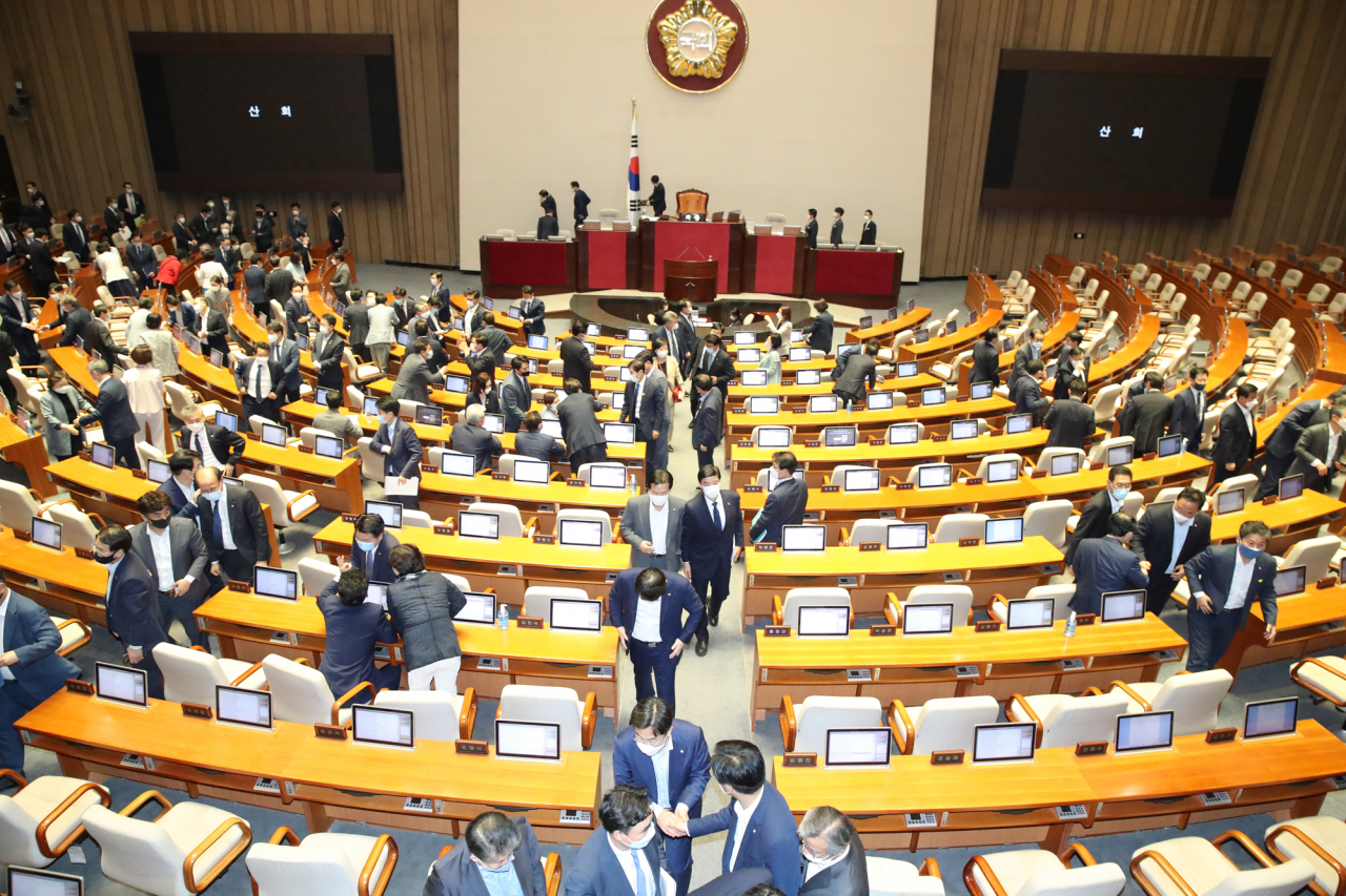 3일 국회 본회의에서 3차 추가경정예산안이 통과된 뒤 더불어민주당 의원이 인사하며 본회의장을 나서고 있다. [연합]