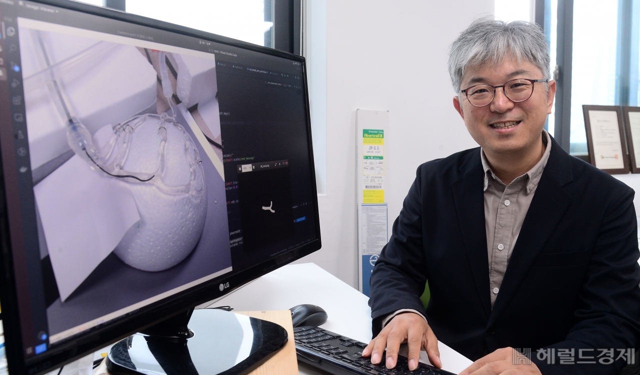 송교석 메디픽셀 대표가 인공지능(AI) 기반의 심혈관질환 진단 시스템을 소개하고 있다. 이 시스템은 정교한 진단을 바탕으로 보다 정확한 처치를 가능하게 해줄 것으로 기대된다. [이상섭 기자]