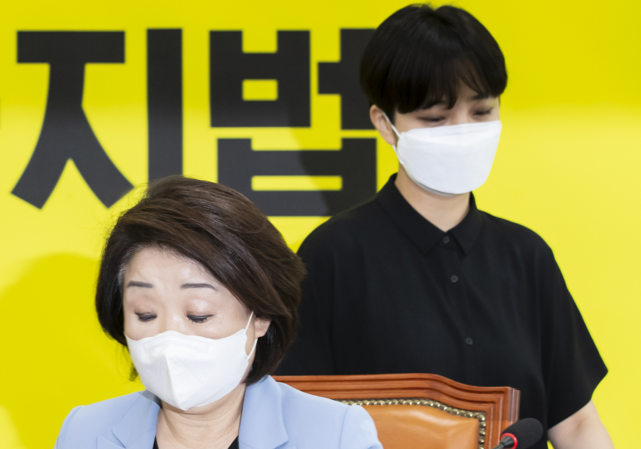 심상정 정의당 대표가 14일 오전 국회에서 열린 의원총회에 참석해 있다. 뒤는 류호정 의원. [연합]