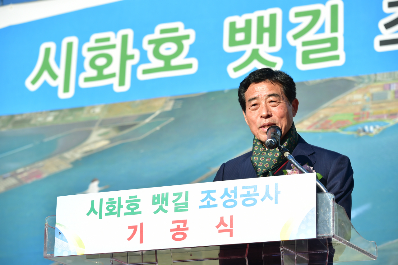 윤화섭 안산시장이 지난해 11월 시화호 뱃길 조성공사 기공식에서 발언하고 있다. [안산시 제공]