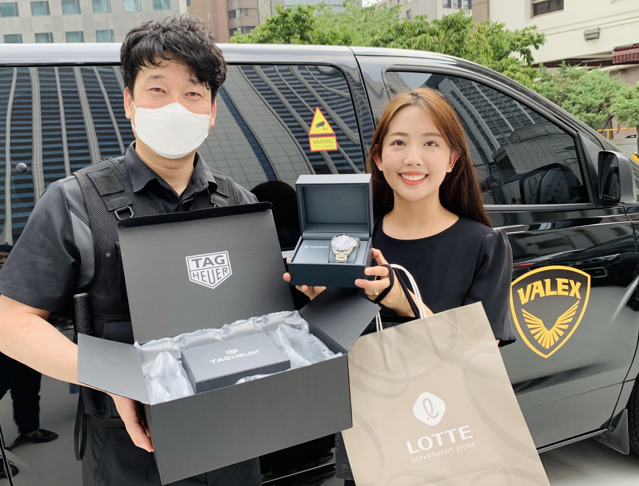 롯데백화점이 태그호이어 롯데백화점몰 입점과 함께 프리미엄 배송 서비스를 선보인다. [사진제공=롯데백화점]