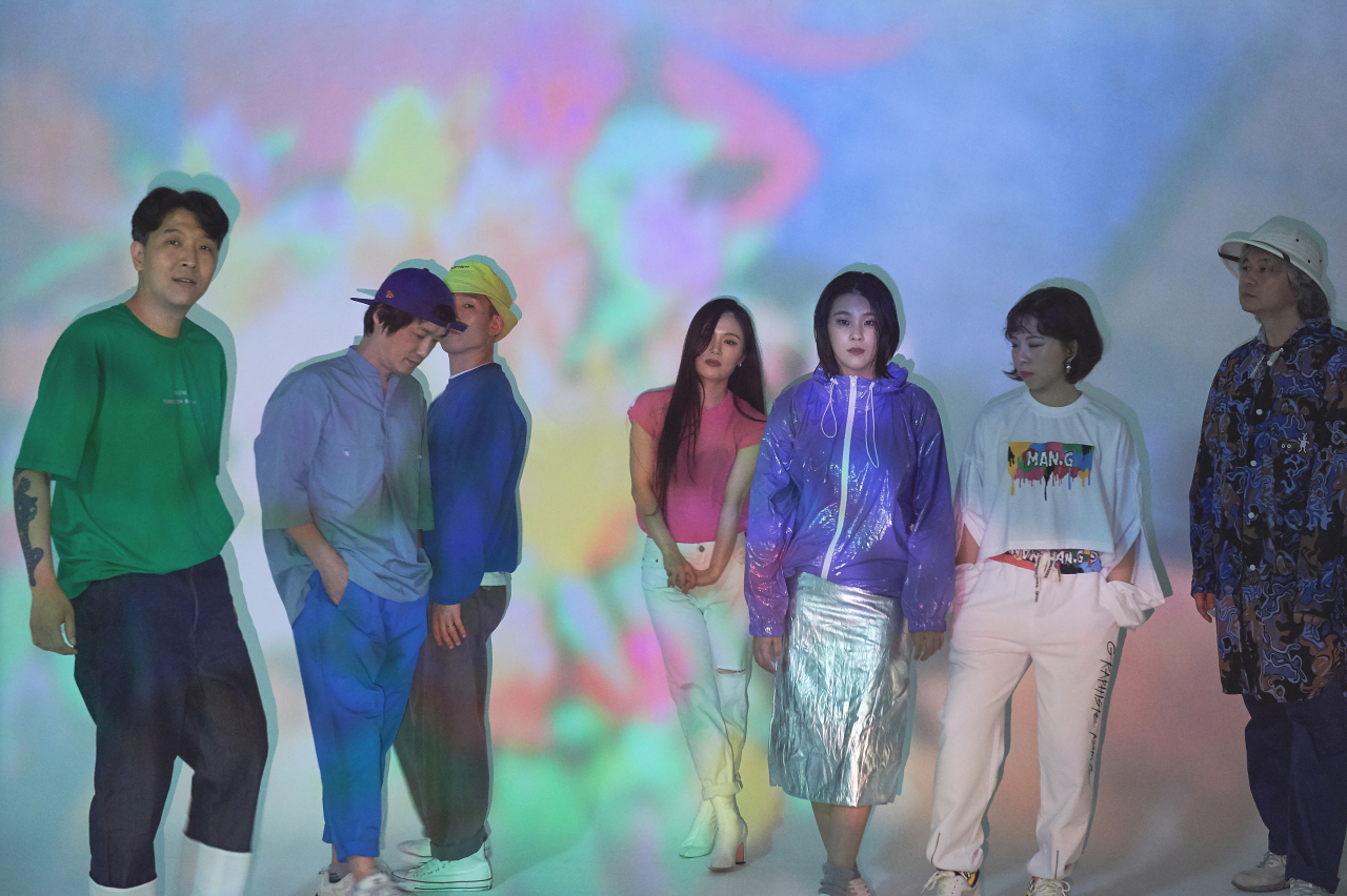 이날치는 지금 가장 ‘힙’한 밴드로 꼽힌다. 등장과 동시에 주목받은 이 밴드는 판소리 ‘수궁가’를 네 명의 소리꾼(안이호 권송희 이나래 신유진), 두 명의 베이스(장영규 정중엽), 하명의 드럼(이철희)으로 선보이며 전에 없던 새로운 장르의 음악을 들려주고 있다. [매니지먼트 잔파 제공]