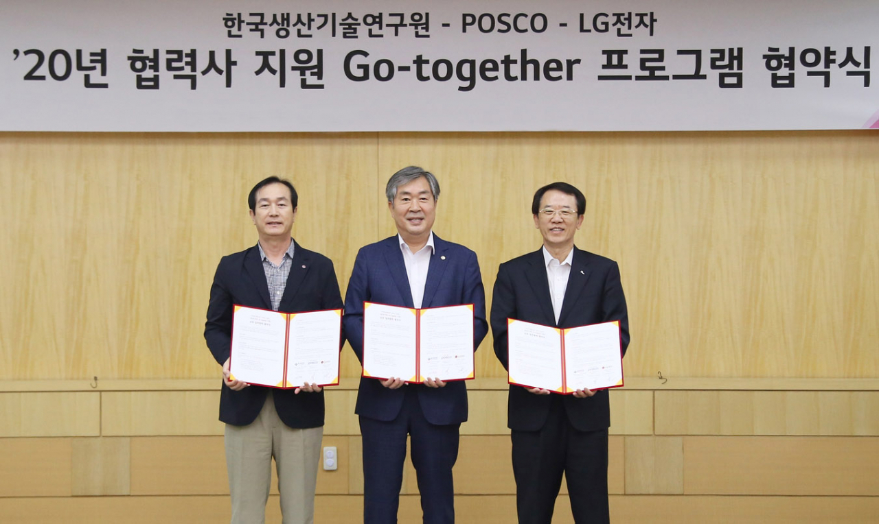LG전자, 포스코, 한국생산기술연구원이 최근 중소·중견기업의 기술경쟁력을 높이기 위해 ‘생산성 혁신 고 투게더(Go Together)’ 사업을 위한 업무협약을 체결했다. (왼쪽부터) LG전자 생산기술원장 홍순국 사장, 한국생산기술연구원 이낙규 원장, 포스코 기술연구원장 이덕락 부사장이 기념촬영을 하고 있다. [LG전자 제공]