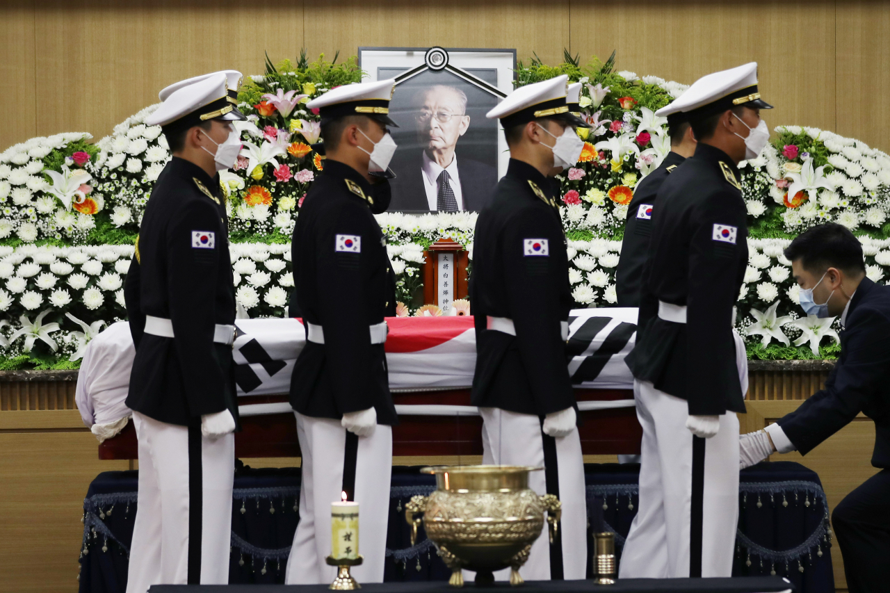 15일 오전 서울아산병원에서 열린 고(故) 백선엽 장군 영결식에서 고인의 시신이 영정사진 앞에 놓이고 있다.[연합]