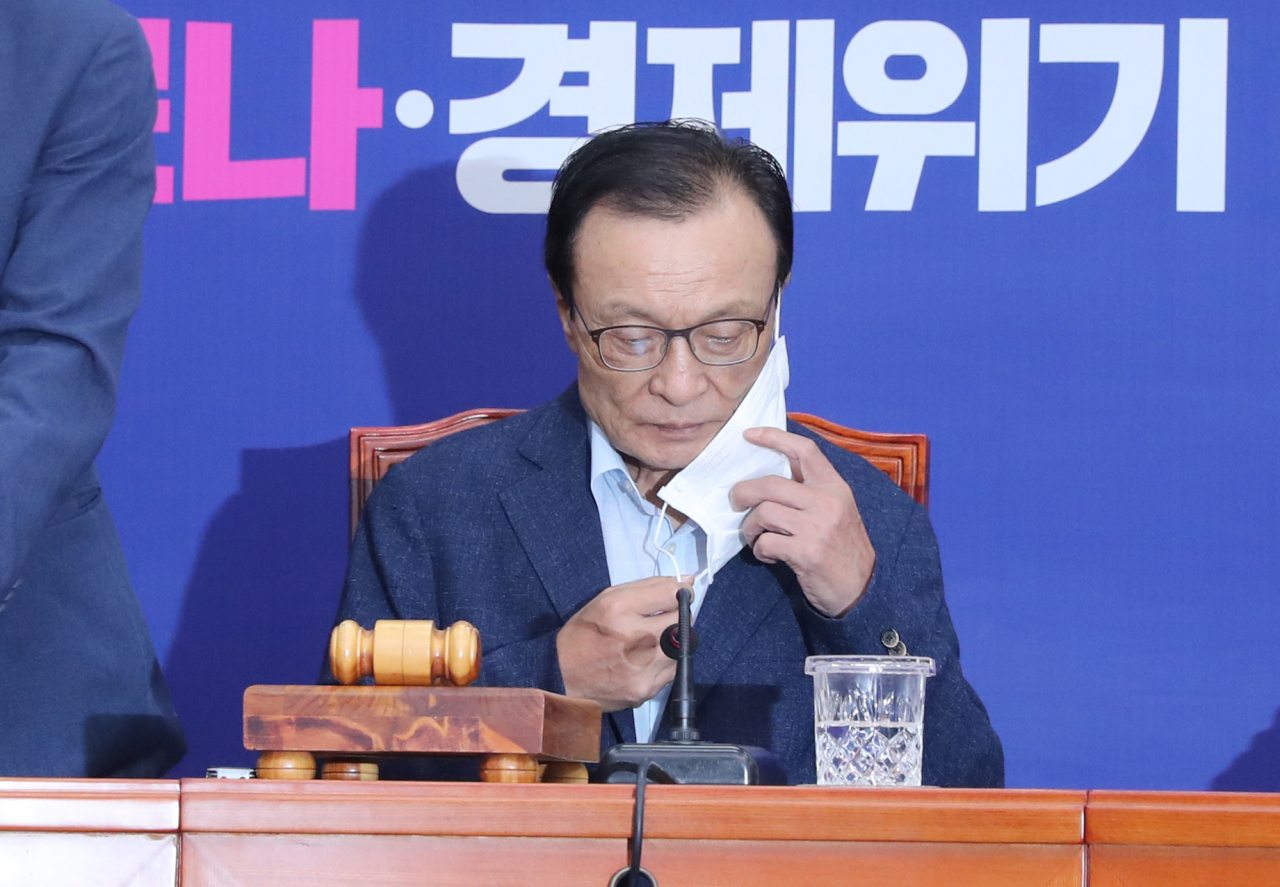 이해찬 더불어민주당 이해찬 대표가 15일 오전 서울 여의도 국회에서 열린 최고위원회의에서 마스크를 벗고 있다. [연합]