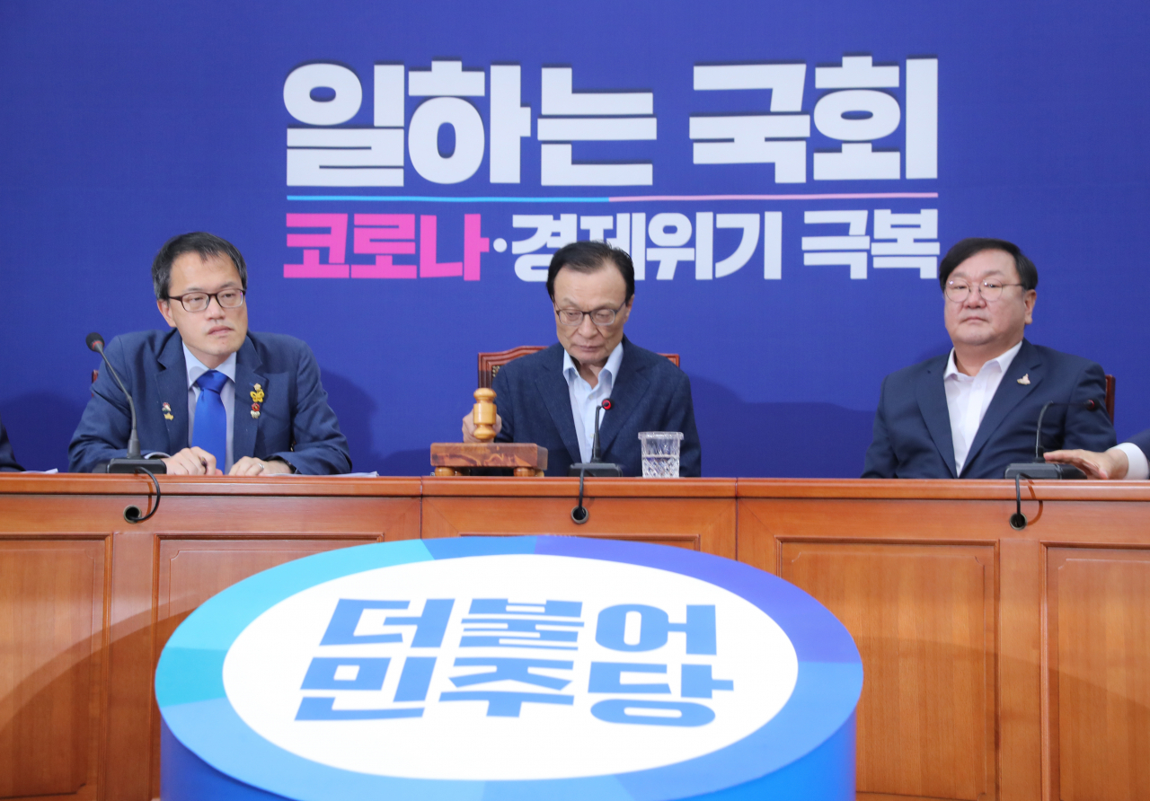 이해찬 더불어민주당 대표가 15일 오전 서울 여의도 국회에서 열린 최고위원회의에서 발언하고 있다. [연합]