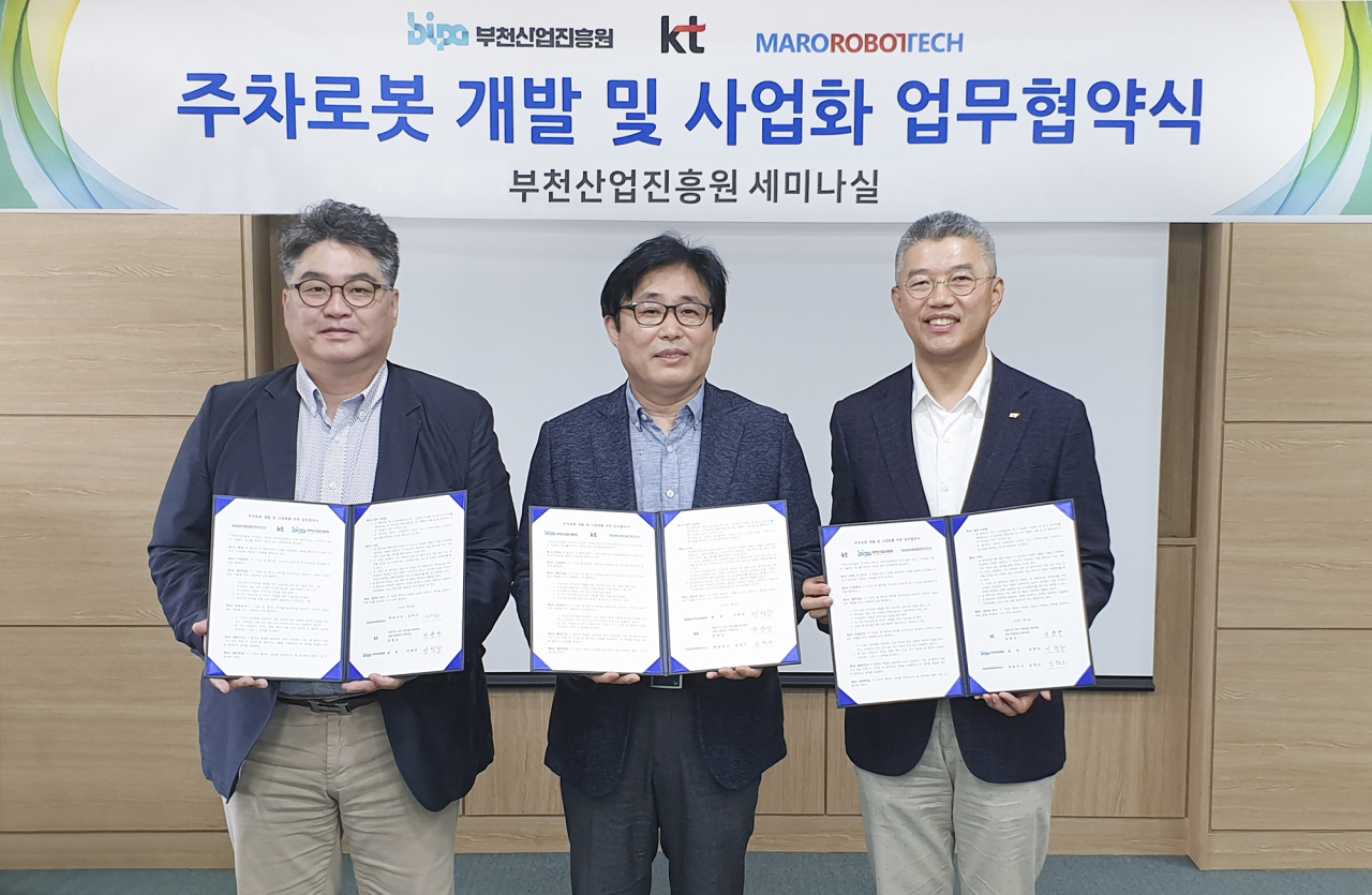왼쪽부터 김덕근 마로로봇테크 대표, 이학주 부천산업진흥원 원장, 유창규 KT 강북·강원법인고객본부장이 업무협약 체결 후 기념사진을 촬영하고 있다. [KT 제공]