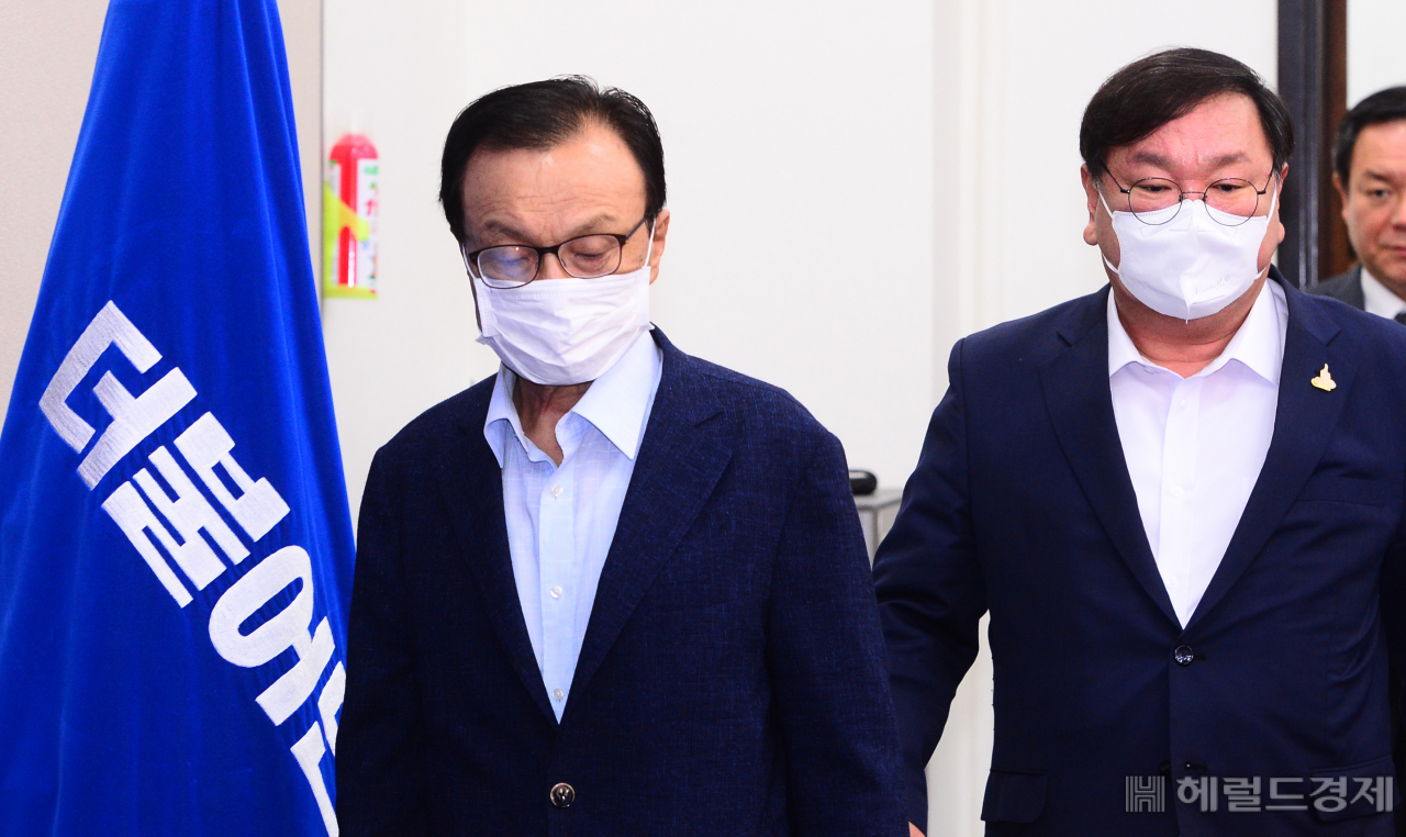 [헤럴드경제=박해묵 기자]이해찬 더불어민주당 대표와 김태년 원내대표가 15일 오전 서울 여의도 국회에서 열린 최고위원회의에 참석하고 있다.