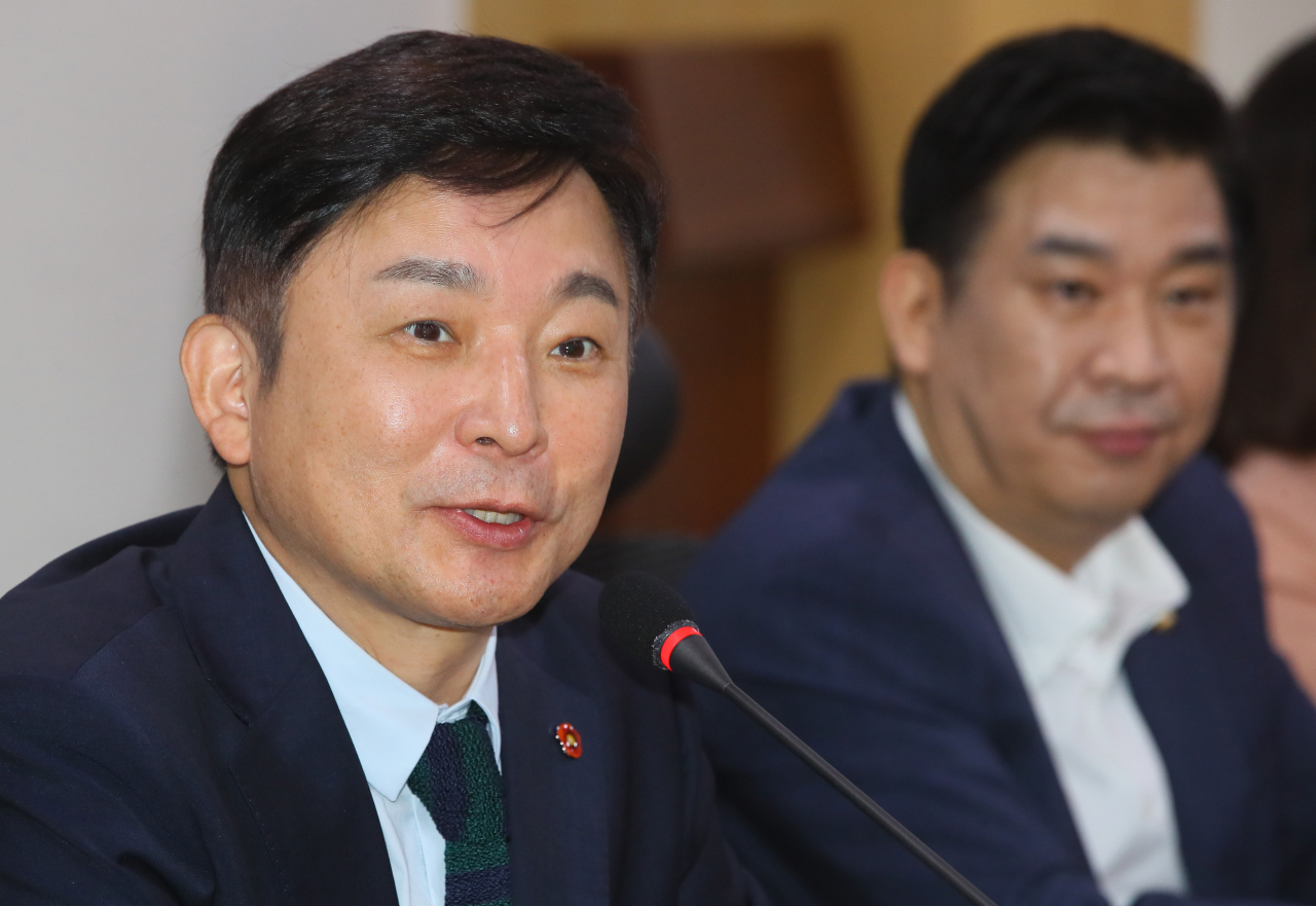 최근 안검하수(눈꺼풀 처짐 치료)를 받은 원희룡 제주지사가 15일 국회 의원회관에서 열린 미래통합당 ‘명불허전 보수다’에서 강연하고 있다. [연합]