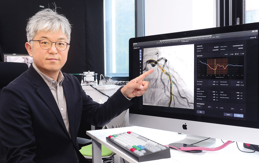 송교석 메디픽셀 대표가 인공지능(AI) 기반의 심혈관질환 진단 시스템을 소개하고 있다. 이 시스템은 정교한 진단을 바탕으로 보다 정확한 처치를 가능하게 해줄 것으로 기대된다. 이상섭 기자