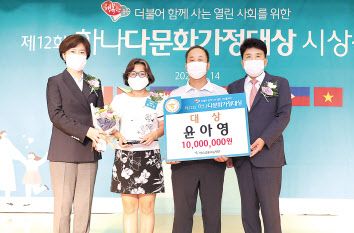 함영주(사진 맨 오른쪽) 하나금융나눔재단 이사장과 김희경(맨 왼쪽) 여성가족부 차관이 대상인 여성가족부장관상을 수상한 윤아영(왼쪽 두번째) 씨 부부와 함께 기념촬영을 하고 있다.