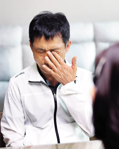 고(故) 최숙현 선수 아버지 최영희씨가 정부 관계자와 면담 도중 흐르는 눈물을 닦고 있다. [연합]