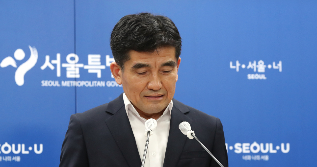 황인식 서울시 대변인이 15일 오전 서울시청에서 '직원 인권침해 진상규명에 대한 서울시 입장'을 발표하고 있다. [연합]