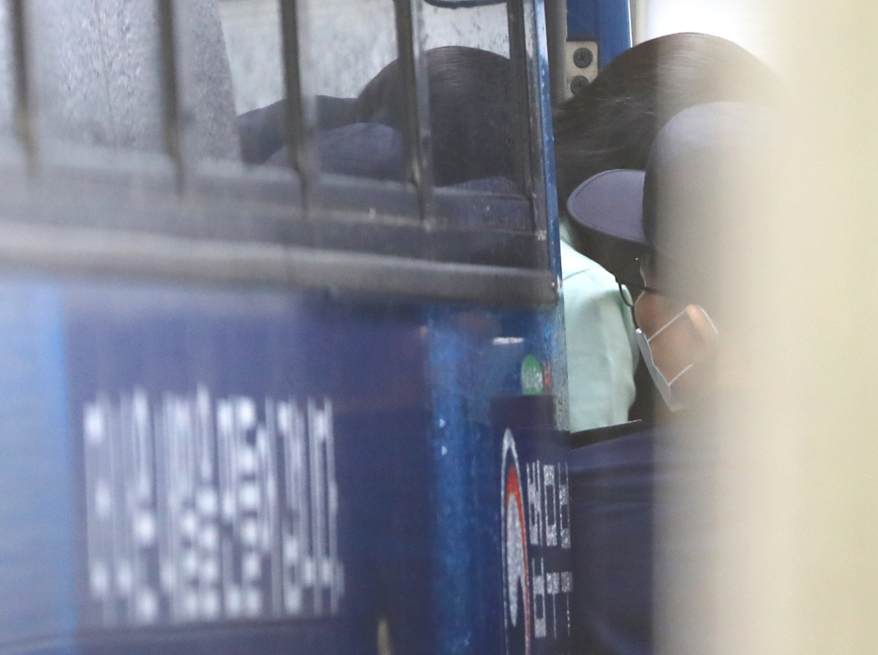 전남편을 살해한 혐의로 1심에서 무기징역을 선고받은 고유정이 15일 오전 항소심 선고공판을 위해 제주지법으로 이송되고 있다. [연합]