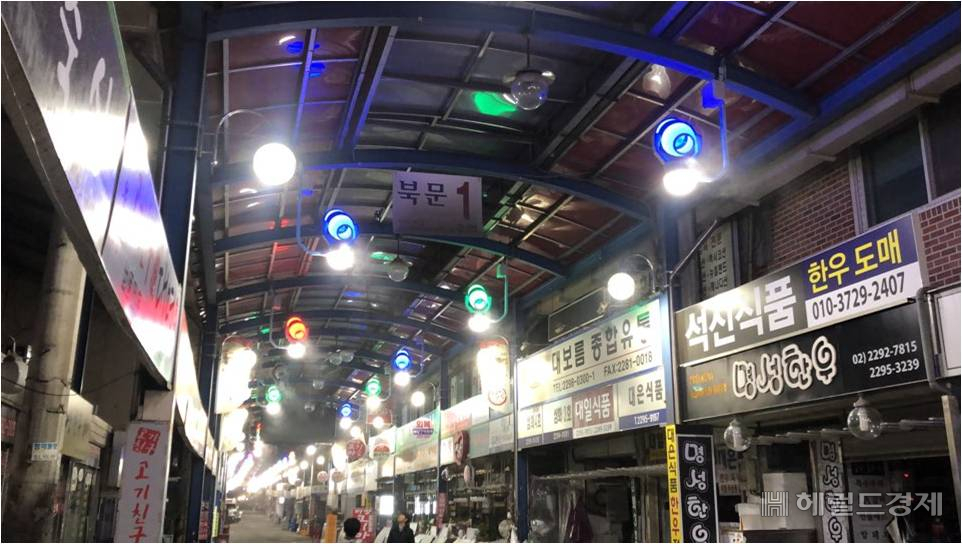 증발냉방장치에 LED 조명이 켜진 모습. [성동구 제공]