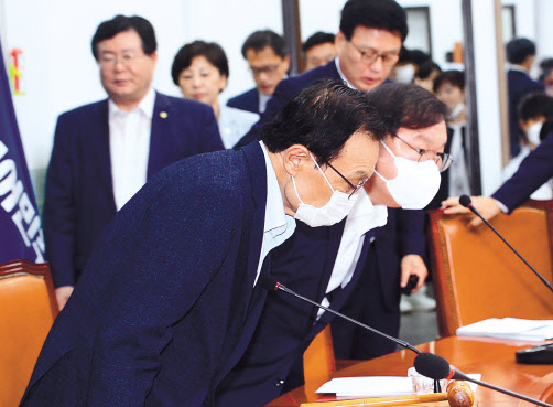 이해찬 더불어민주당 대표와 김태년 원내대표가 15일 오전 서울 여의도 국회에서 열린 최고위원회의에 참석했다. 이 대표는 이날 박원순 전 서울시장 성추문 의혹과 관련 피해 호소인과 국민들에게 사과한다고 말했다. 박해묵 기자
