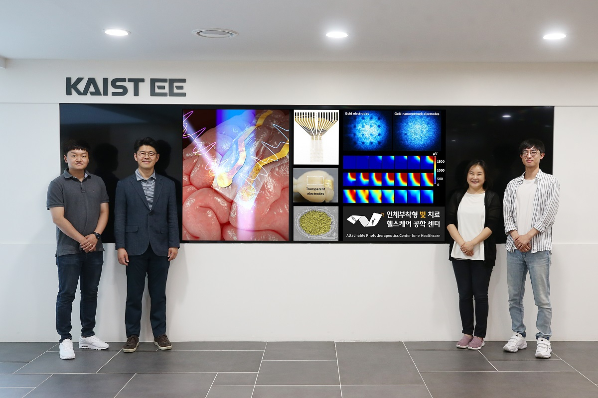 뇌피질 전도 측정 가능한 투명 미세전극을 개발한 KAIST 연구진. 왼쪽부터 서기원 박사과정, 이정용 교수, 이현주 교수, 김기업 박사과정.[KAIST 제공]