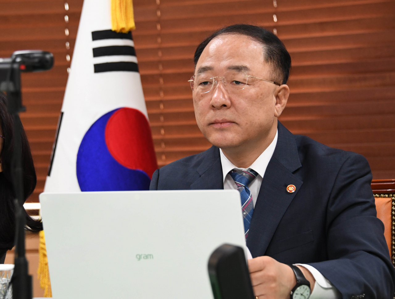 홍남기 부총리 겸 기획재정부 장관이 15일 서울 광화문 정부서울청사에서 '한-콜롬비아 화상포럼 2020'에 참석해있다. [기획재정부 제공]