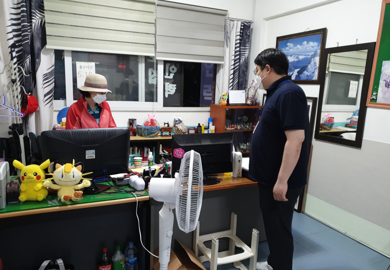 지난 13일 강북구청 점검반이 인력사무소 방역상황에 대한 현장점검을 실시하고 있다. [강북구 제공]