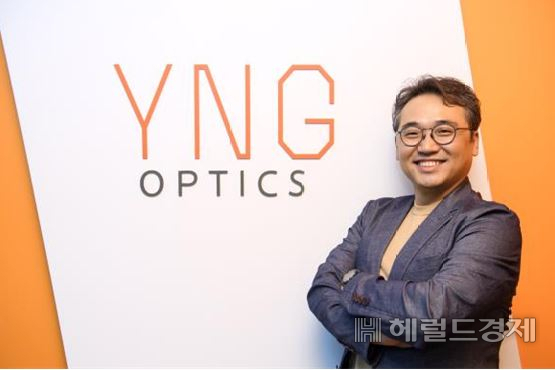 송호영 와이앤지 패료가 회사 로비앞에서 기념 사진을 찍고 있다. [와이앤지 제공]