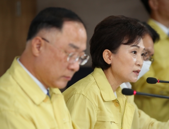 Finance Minister Hong Nam-ki, left, and Land Minister Kim Hyun-mee attend a press briefing held at the Seoul government complex on July 10. (Yonhap)