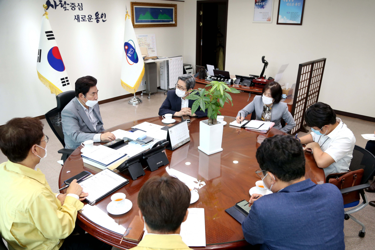 지난 14일 백군기 용인시장이 중수본 관계자들과 대책을 논의하고 있다. [용인시 제공]