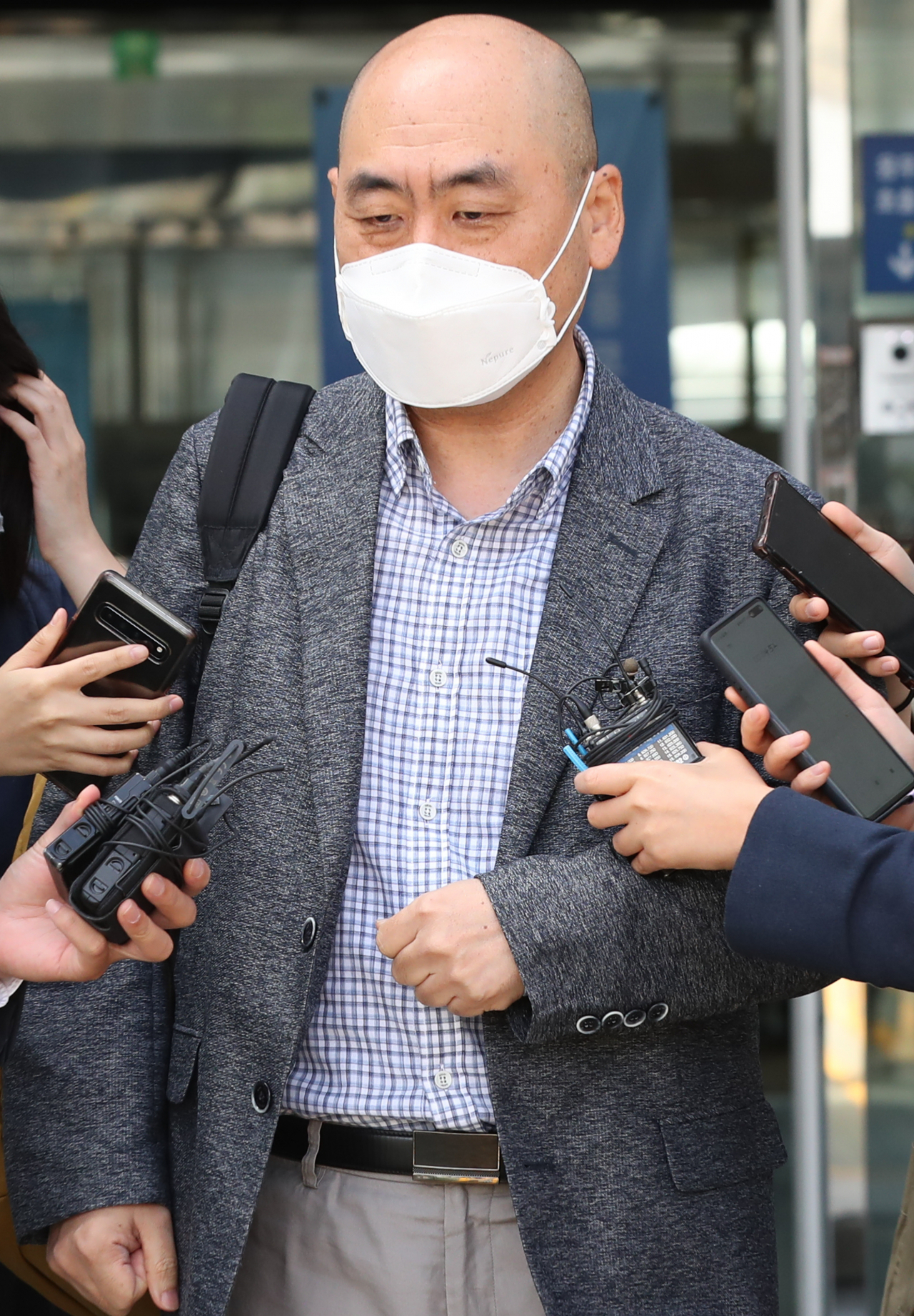 고한석 전 서울시장 비서실장이 15일 오후 서울 성북경찰서에서 박원순 서울시장 사망 관련 참고인 조사를 마친 뒤 청사를 나서고 있다. [연합]