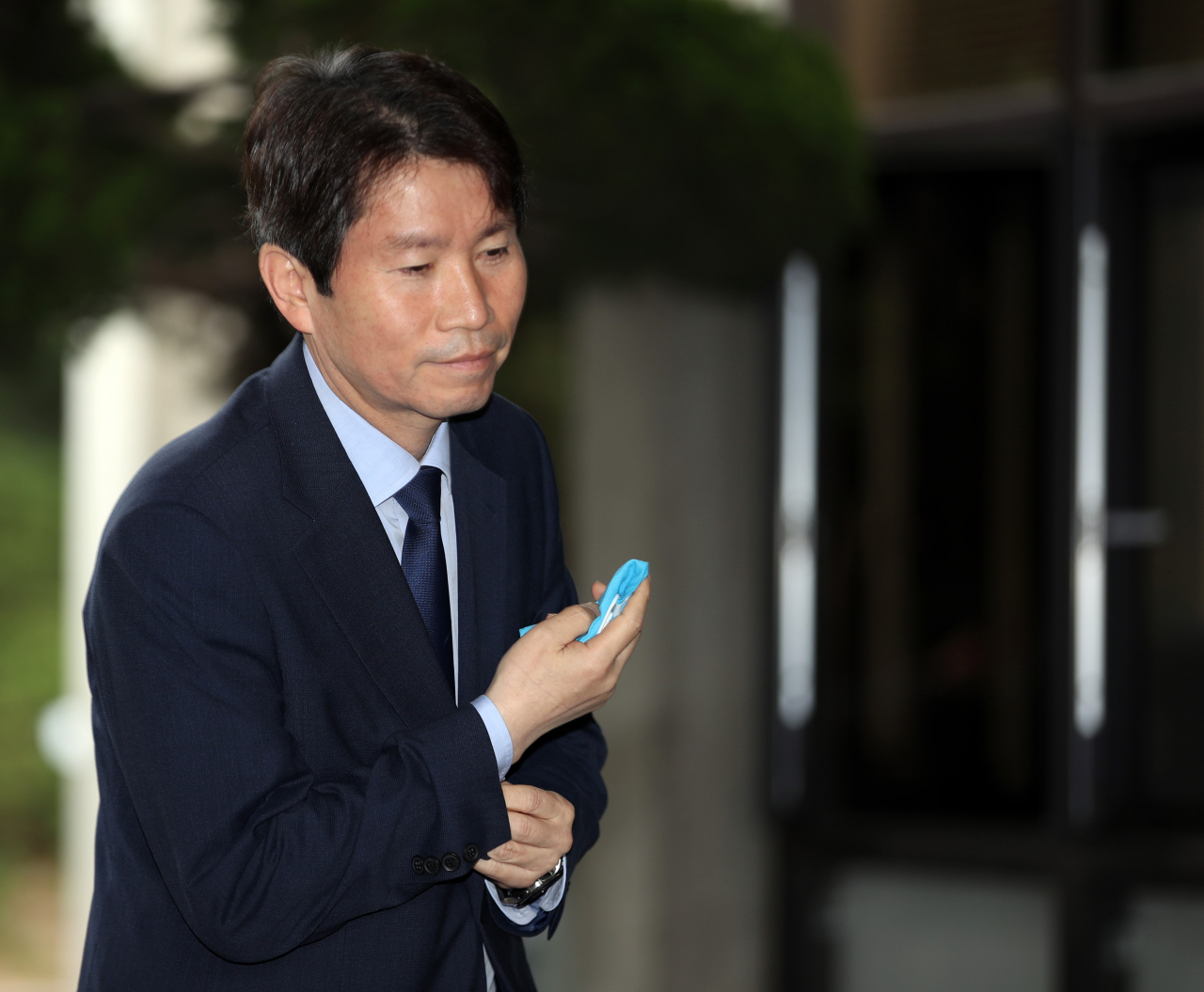 이인영 통일부장관 후보자는 17일 아들의 병역 면제 판정 의혹에 대해 아들이 현역 입영을 희망해 두 차례 신체검사를 받았지만 모두 면제를 받았다며 악의적으로 왜곡하지 말라고 반박했다. 이 후보자가 국회 인사청문회 준비를 위해 서울 삼청동 남북회담본부로 출근하고 있다. [연합]