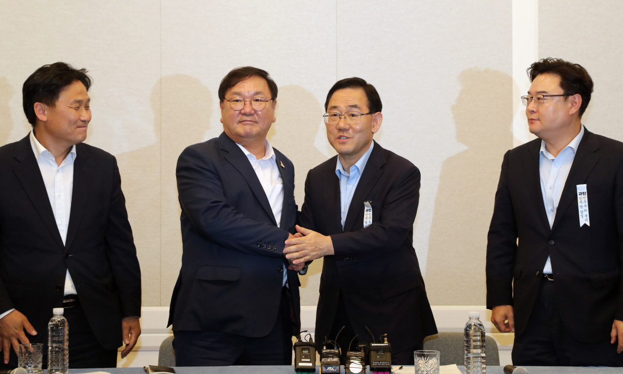 Ruling and main opposition party officials including Democratic Party floor leader Rep. Kim Tae-nyeon and main opposition United Future Party floor leader Rep. Joo Ho-young agree to begin parliamentary proceedings on Tuesday. Yonhap
