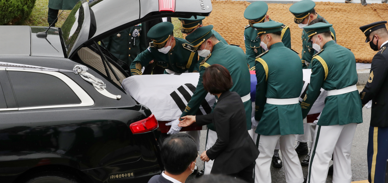 15일 오전 대전시 유성구 갑동 국립대전현충원에서 열린 '고(故) 백선엽 장군 안장식'에서 육군 의장대가 고인의 영현을 운구차량에서 꺼내고 있다.[연합]