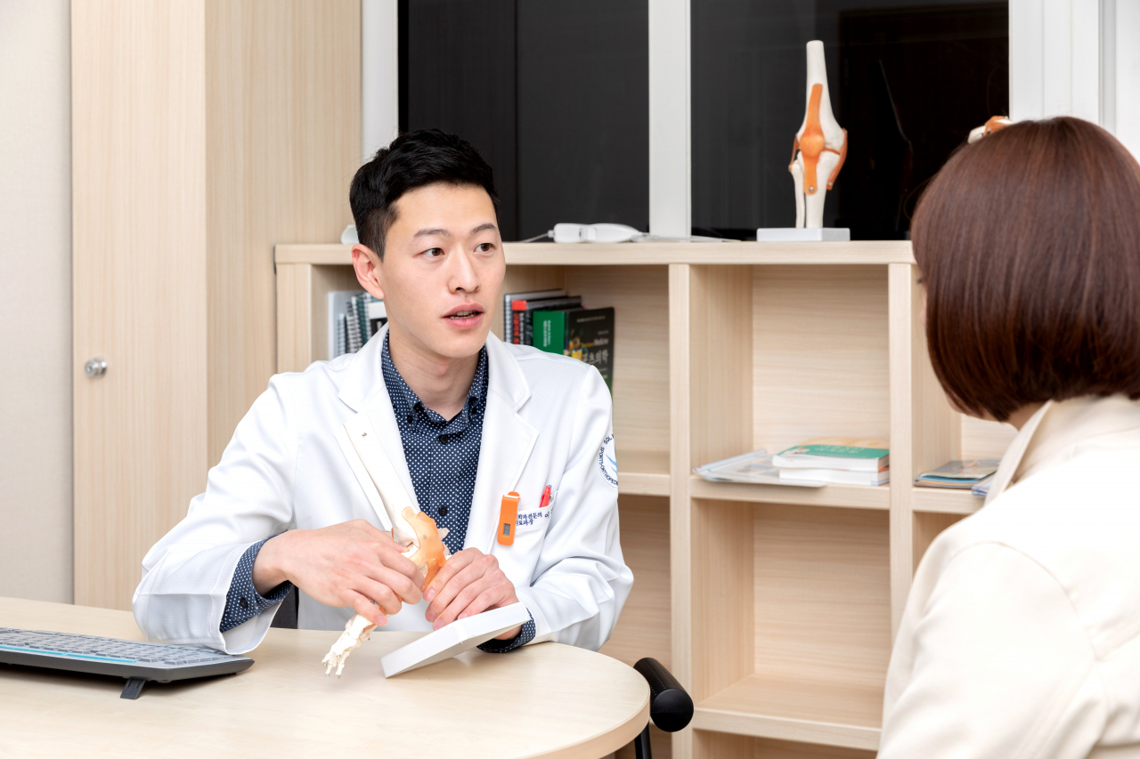 슬리퍼와 샌들을 자주 착용하면 발바닥으로 충격이 그대로 전해져 족저근막염에 걸리기 쉽다. 기존에 질환이 있는 사람의 경우 증상을 더욱 악화시킬 수 있다. 따라서 쿠션감이 있는 신발을 착용하고 발바닥 통증을 완화할 수 있는 스트레칭을 꾸준히 실시하는 것이 통증 완화에 도움이 된다.