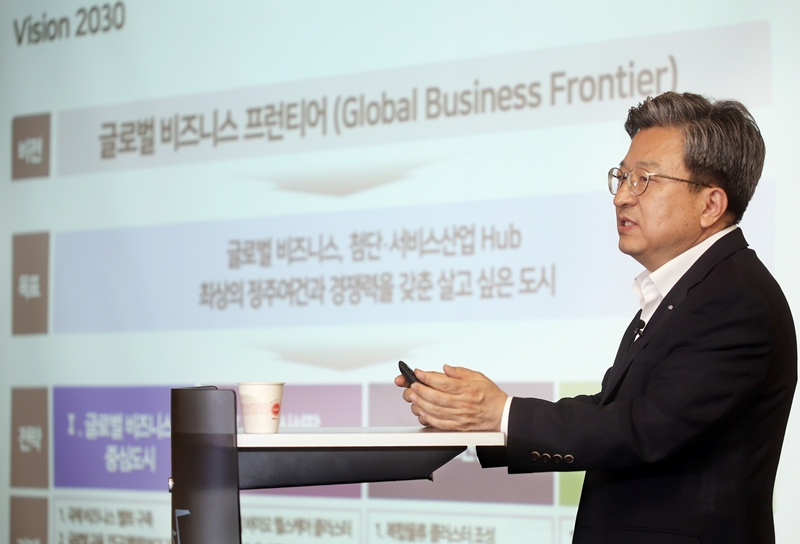 이원재 인천경제자유구역청장이 ‘IFEZ 미래 발전방향’ 주제를 발표하고 있다.